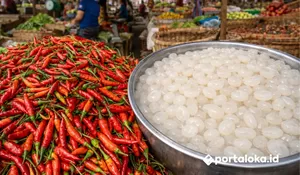 Cabe Merah dan Kolang-Kaling: Dua Takdir Berbeda di Lorong Ramadhan Pasar Manis Ciamis