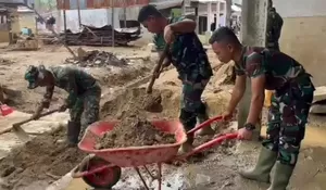 Sinergi TNI–Polri Percepat Pemulihan Sumbar: Bersihkan Pasar hingga Rumah Warga