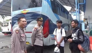 Santri Kabur Asal Jogjakarta Tersesat di Bondowoso, Polisi Sigap Membantu sampai dijemput oleh Keluarganya.