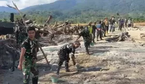 Melihat Kebersamaan TNI dan Masyarakat Aceh Membangun Jembatan di Tengah Upaya Pemulihan