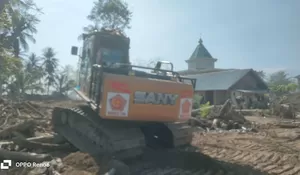 Gotong Royong Warga dan Prajurit TNI AD Bangun Masjid Sementara di Desa Tetingi Aceh