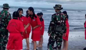 Sehari Usai Instruksi Presiden, TNI Bersama Pelajar Gotong Royong Bersihkan Sampah di Pantai Kuta Bali