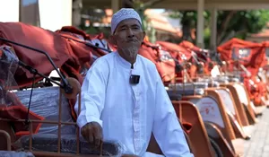 Penarik Becak Lamongan Bersyukur Dapat Becak Listrik: Tidak Perlu Lagi Capek Mengayuh.