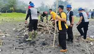 Bentuk Kepedulian  Lingkungan Jajaran Polres Jember Bersih-bersih Pantai Puger