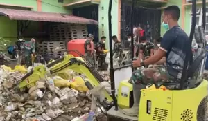 Bersihkan Jalan hingga Tempat Ibadah, TNI Dukung Pemulihan Aktivitas Warga Sumatra Pascabencana