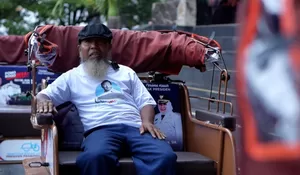 Kisah Penarik Becak Listrik yang Tak Ingin Takluk oleh Ojek Online