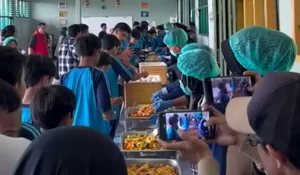 Ciptakan Kebersamaan di Sekolah, MBG Digelar Prasmanan di Sukabumi: Siswa Gembira