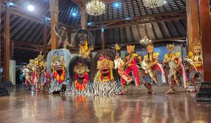 Pagelaran Budaya Rembang Pukau Pengunjung TMII