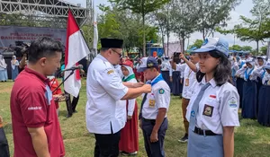 Ratusan Anggota PMR Rembang  Tanam Cemara Laut di Pantai Wates
