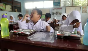 Momen Seru Para Siswi SMA Nikmati Makan Bergizi Gratis, Bawa Kerupuk dan Sambal dari Rumah