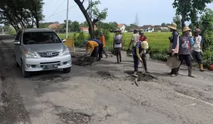 Pemkab Rembang Lanjutkan Perbaikan Jalan Rusak, Pastikan Akses Aman untuk Masyarakat