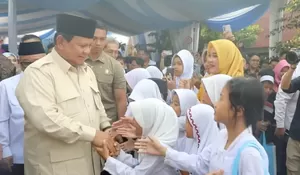 Keceriaan Para Pelajar di Cimahpar saat Hardiknas 2025: Pak Prabowo Datang ke Sekolah Kami!