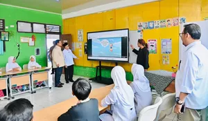 Momen Hardiknas, Prabowo Duduk di Tengah Murid SD, Saksikan Pembelajaran dengan Smart TV dari Pemerintah
