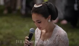 Isak Tangis Luna Maya saat Sungkem ke Ibu Desa, Jelang Pernikahan sang Artis dengan Maxime Bouttier