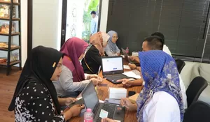 Si Kelingking Manis Layani 90 UMKM Rembang Urus NIB Gratis di Pantai dan Rumah BUMN