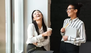 Fenomena Ketawa Karier: dari Canda Ringan hingga Jadi Strategi Bangun Tim yang Solid