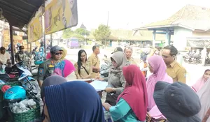 Pedagang Masih Nekat di Bahu Jalan Pasar Lasem, Pemkab Rembang Lakukan Penertiban