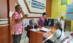 GEGER NIK JUDI ONLINE! Dinsosppkb Rembang Beberkan Penyebab Warga Nangis di Loket, Bansos Langsung Dicabut