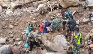 Terobos Wilayah Terisolir, TNI Evakuasi Pasangan Lansia Sakit Stroke di Bener Meriah