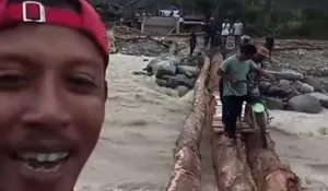 Lawan Keterisolasian, Warga Beutong Ateuh Berjuang Seberangi Sungai dengan Jembatan Sementara