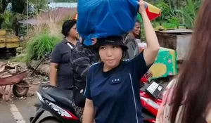 Terisolasi Bencana, Warga Sibolga Rela Hujan-hujanan Susuri Gunung 5 Jam Demi Jemput Bantuan Logistik