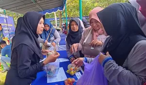 Ribuan Warga Padati Pasar Murah Pemkab Rembang, Paket Sembako Rp77 Ribu Ludes Sejak Pagi