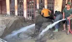 Doa di Tengah Sisa Banjir Aceh: Warga Pidie Jaya Berjibaku dengan Lumpur hingga Fisik Melemah