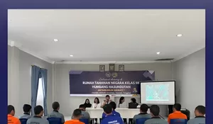 Menuntut Ilmu Dibalik Jeruji, WBP Rutan Humbang Hasundutan Belajar Bahasa Inggris Bersama Anak Magang