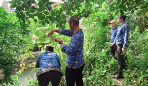 Respon Keluhan Warga, Lurah Kayuringin Bekasi Langsung Turun Langsung Cek Lokasi Banjir
