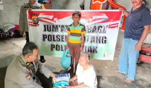 Polsek Tualang Bantu salurkan Bantuan Sembako kepada warga Lansia yang Pencari Rongsokan di Perawang