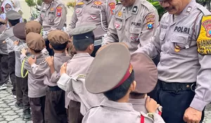 Personel Polsek Balongbendo Edukasi Siswa PAUD Darus Sibyan, Tanamkan Citra Polisi Ramah Anak