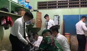 Lapas Gunungtua Lakukan Penggeledahan Kamar Hunian, Kalapas : Agar Senantiasa Aman, Terkendali dan Kondusif