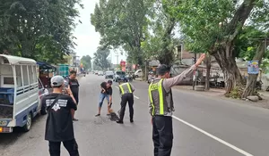 Polsek Krian Gerak Cepat Tangani Jalan Berlubang untuk Keselamatan