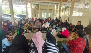 Kapolsek Rambah Samo Jajaran Pererat Hubungan Silahturahmi Dengan Puluhan Wartawan, Makan Bersama Diatas Daun Pisang