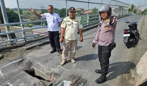 Wakapolsek Tanggulangin Bersama Satpol PP Sigap Tangani Jalan Berlubang di Fly Over Wates