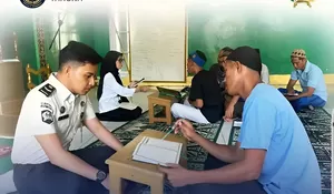 Perdalam Ilmu Agama, Petugas Lapas Tahuna Ajari Warga Binaan Baca Al-Quran
