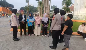 Polwan Polresta Sidoarjo Humanis Amankan Car Free Day Alun-alun Sidoarjo
