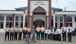 Menjemput Ramadhan dengan Kepedulian, Kalapas Muara Teweh Pimpin Kurve Bersih Masjid Sekitar Lapas