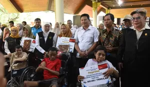 Gubernur Jawa Timur Serahkan Bansos Rp 3 M untuk Warga Sidoarjo