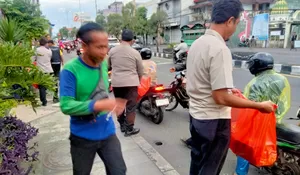 Polresta Sidoarjo  Bersama Polsek Gedangan Tebar Kebaikan, Bagikan Takjil untuk Masyarakat
