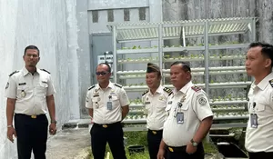 Kontrol Area Brandgang, Pimpinan Lapas Gunungsi Pastikan Keamanan dan Kebersihan Lingkungan Tetap Optimal