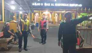 Polsek Buduran Layani Jamaah Tarawih di Masjid Besar Al Karomah Dengan Humanis