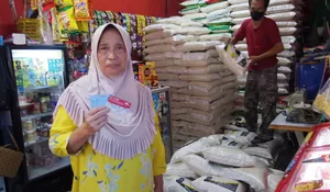 Warga Beji Dapat Sembako Kemensos