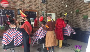 Kolega Barbershop Cukur Kenakan Baju Adat Sambut Meriahnya Kemerdekaan