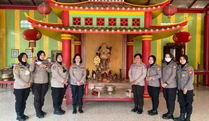 Longok Giat Polsek Cimanggis Depok Jelang HUT Polwan Ke-74: Garap Klenteng Sampai Bersih, Baru Berbagi