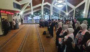 Risna Travel Berangkatkan 84 Jemaah Umrah