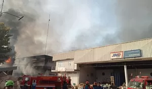 50 Persen Gudang JNE di Depok Hangus Terbakar