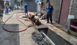 Damkar Cipayung Depok Babat Saluran Air Blok Sawo, Berikut Tujuannya