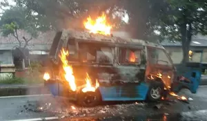 Angkot di Depok Jadi Kerangka di Jalan Raya Bogor