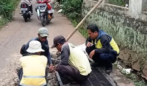 DPUPR Perbaiki Bak Kontrol di RW3 Harjamukti Depok